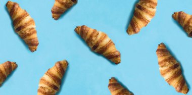 Mavi arka planda kruvasanlar. Üst Manzara. Düz yatıyordu. Yakın plan..