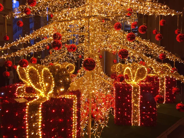 Kırmızı ışıkları ve hediye kutusuyla Noel ağacı. Yakın plan..