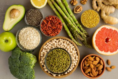 Sebze, meyve, baklagil, fındık ve arı poleni gri beton arka planda. Yakın çekim. Üst görünüm.