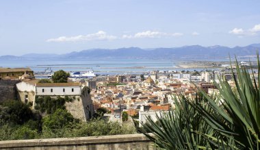 Yaz günü şehrin ve limanın panoramik manzarası. Cagliari. İtalya.
