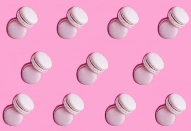 Pembe arka planda pembe makaron. Düz yatıyordu. Desen.