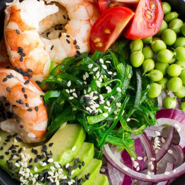 Kırmızı karides ve sebzeli dürtme kasesi. Üst Manzara. Yakın plan..