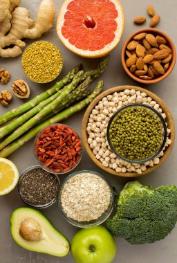 Sebze, meyve, baklagil, fındık ve arı poleni gri beton arka planda. Yakın çekim. Üst manzara. Konum dikey.