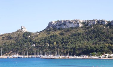 Yaz günü deniz manzarası ve yat manzarası. Cagliari. Sardunya 'da. İtalya.