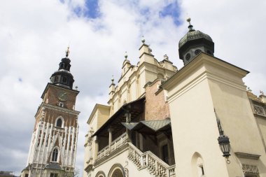 Bir gün meydandaki belediye kulesinin manzarası. Krakov. Polonya..
