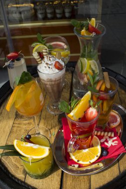 Kafe masasında meyve ve böğürtlen olan farklı bir yaz içeceği. Yakın plan..