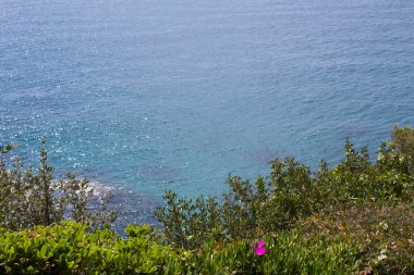 Bir yaz gününde deniz ve kıyı manzarası çok güzel. İspanya.