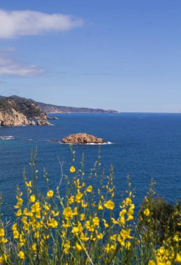Bir yaz gününde deniz ve kıyı manzarası çok güzel. Tossa de Mar. İspanya.