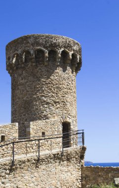 Mavi gökyüzüne karşı kalenin güzel manzarası. Tossa de Mar. İspanya.