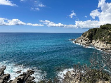 Yaz günü deniz ve kıyı manzarası çok güzel. Lloret de Mar. İspanya.