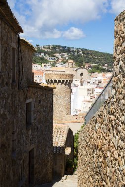 Eski kasabadaki cadde manzarası. Tossa de Mar. İspanya.