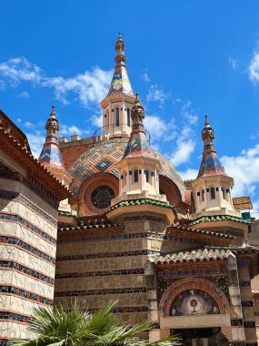 Saint Roma Kilisesi 'nin bir yaz günü manzarası. Lloret de Mar. İspanya.