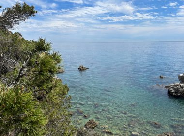Yaz günü deniz ve kıyı manzarası çok güzel. Lloret de Mar. İspanya.