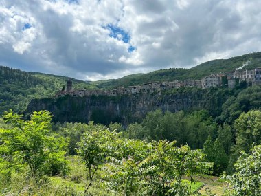 Eski kasabayı bir yaz gününde bir kayanın üstünde görmek. Castellfollit de la Roca. İspanya.