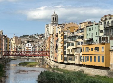 Eski kasaba ve Eyfel Köprüsü 'nün bir yaz günü manzarası. Girona. İspanya.