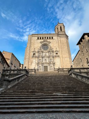 Bir gün katedralin manzarası. Konum dikey. Gerona. İspanya.