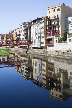 Eski kasaba ve Eyfel Köprüsü 'nün bir yaz günü manzarası. Konum dikey. Gerona. İspanya.