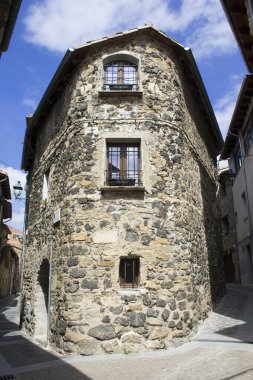 Eski kasabadaki evi bir günde görmek istiyorum. Konum dikey. Castellfollit de la Roca. İspanya.