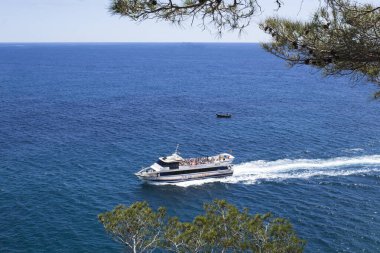 Bir yaz gününde deniz ve kıyı manzarası çok güzel. Lloret de Mar. İspanya.