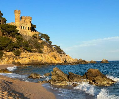 Bir yaz gününde kalenin güzel manzarası. Lloret de Mar. İspanya.