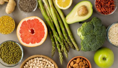 Sebze, meyve, baklagil, fındık ve arı poleni gri beton arka planda. Yakın çekim. Üst görünüm.