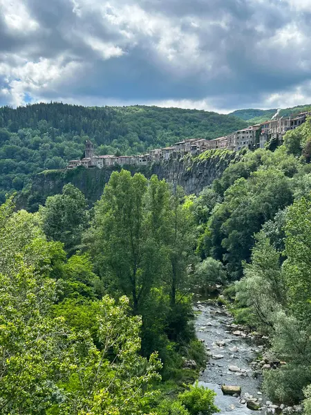 Yaz günü dağdaki bir şehir. Konum dikey. Castellfollit de la Roca. İspanya.