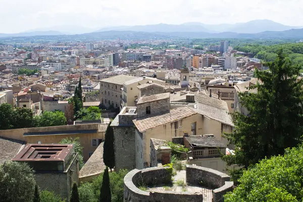 Bir yaz günü eski şehir manzarası. Üst Manzara. Gerona. İspanya.