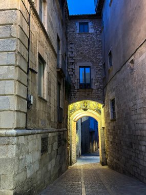 Akşamları şehir caddesi manzarası. Gerona. İspanya.
