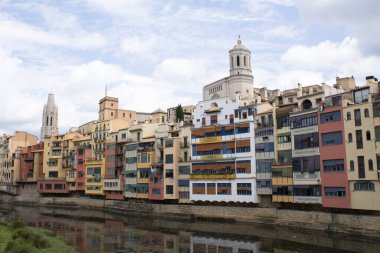 Renkli evler ve nehir manzarası bir yaz günü. Gerona. İspanya.
