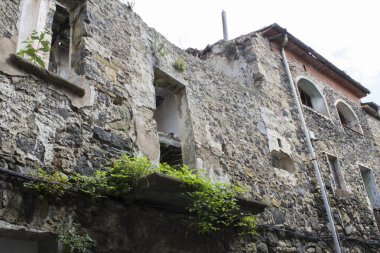 Eski kasaba şehrinde terk edilmiş bir evin manzarası. Yakın plan. Castellfollit de la Roca. İspanya.