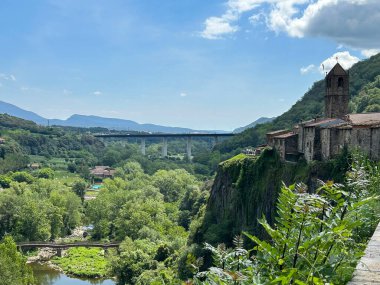 Bir yaz günü bir dağ ve köprü üzerindeki şehir manzarası. Üst Manzara. Castellfollit de la Roca. İspanya.