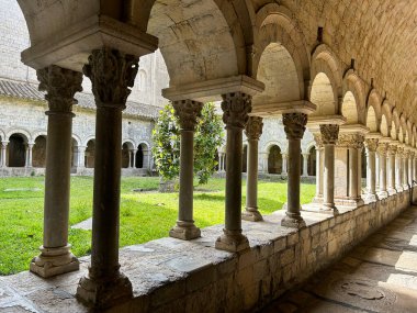 Bir yaz günü katedral avlusunun manzarası. İspanya.