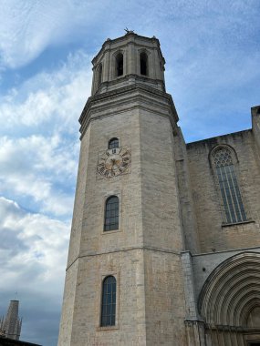 Saat yüzlü katedralin manzarası. Yakın plan. Gerona. İspanya.