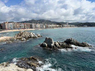 Bir yaz gününde şehrin ve denizin panoramik manzarası. Lloret de Mar. İspanya.