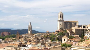 Eski kasaba ve katedrali bir günde görmek. Yakın plan. Gerona. İspanya.