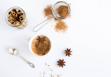 Beyaz fonda kakao, tarçın ve anason. Beyaz arka planda. Üst Manzara. Yakın plan..