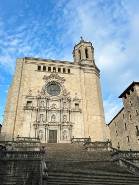 Bir gün katedralin güzel manzarası. Konum dikey. Gerona. İspanya.