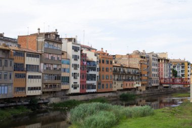 Bir yaz günü eski evleri ve nehri görmek. Gerona. İspanya.