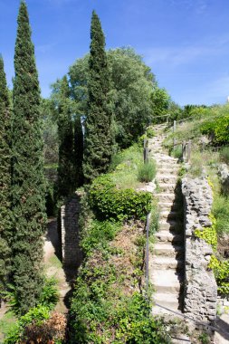 Gerona 'nın eski bir yaz günü manzarası. İspanya. Konum dikey.
