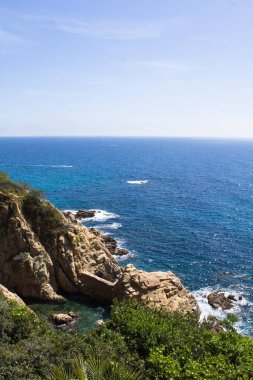 Yaz gününde deniz manzarası çok güzel. Konum dikey. İspanya.