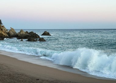Bir yaz günü deniz manzarası. İspanya.