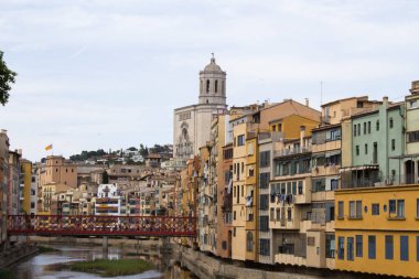 Eski kasaba ve katedral manzarası bir yaz günü. Gerona. İspanya.
