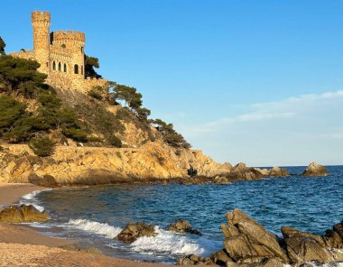 Bir yaz gününde kalenin güzel manzarası. Lloret de Mar. İspanya.