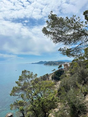 Bir yaz günü deniz manzarası ve kıyı manzarası. Lloret de Mar. İspanya.