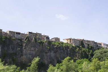 Eski kasabanın bir yaz günü manzarası. Castellfollit de la Roca. İspanya.