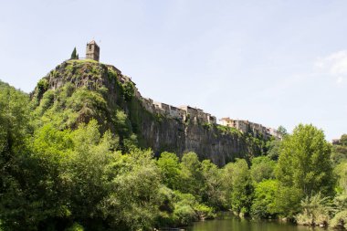 Yazın dağdaki eski bir kasaba. Castellfollit de la Roca. İspanya.