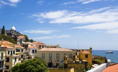 Eski kasabanın ve kalenin güzel manzarası bir yaz günü. Funchal. Madeira. Portekiz.