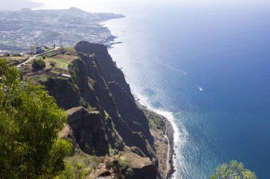 Cabo Girao kayalıklarının ve okyanusun güzel manzarası bir yaz günü. Madeira. Portekiz.