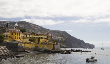 Eski kasabanın ve kalenin güzel manzarası bir yaz günü. Funchal. Madeira. Portekiz.