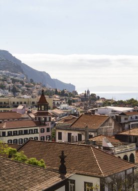 Bir yaz gününde şehrin güzel manzarası. Üst Manzara. Funchal. Madeira. Portekiz.